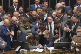 Mordida, agressão e fogo: os bastidores da política na Bahia e Brasília em 2025 - Imagem