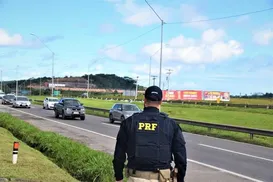 Mulher morre atropelada após cair de moto em rodovia baiana - Imagem
