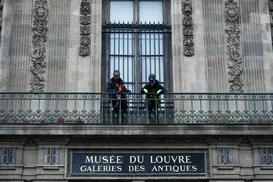 Museu do Louvre instala grades de segurança em local do roubo de joias - Imagem