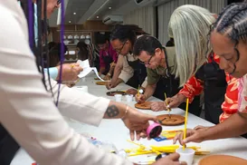 Oficina com adinkras inspira educadores no II Encontro de Educação 2025 - Imagem