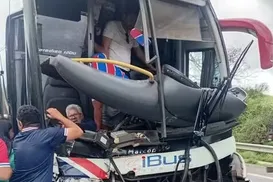 Ônibus com torcida do Fortaleza colide com carreta em rodovia da Bahia - Imagem