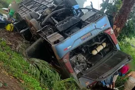 Ônibus de excursão de Salvador a Minas Gerais capota e deixa mortos - Imagem