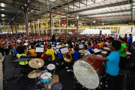 Orquestra Neojiba faz concerto inédito dentro da fábrica da BYD - Imagem