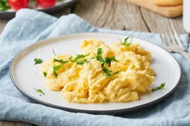 Ovos mexidos de hotel: aprenda o truque simples e infalível - Imagem