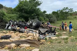 Pai e filho morrem após caminhão capotar na BA - Imagem