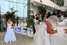 Professora surpreende ao tomar posse em concurso vestida de noiva - Imagem