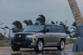 SUV de luxo da BYD resiste à queda de palmeira gigante; veja vídeo - Imagem