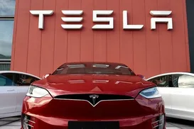 Tesla tropeça em 2025 e perde liderança para rival chinesa BYD - Imagem