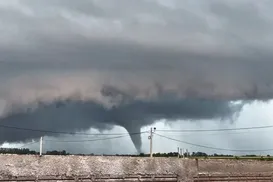 Tornado em formato de funil é registrado após tempestade severa - Imagem