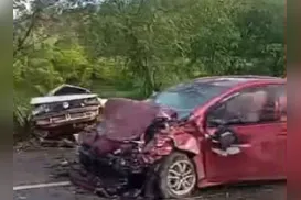 Acidente entre dois carros deixa três mortos em rodovia na Bahia - Imagem