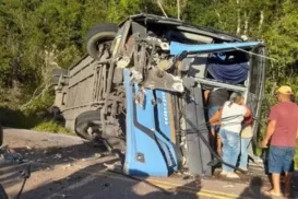 Acidente entre ônibus e caminhão deixa dois mortos e 22 feridos na Bahia - Imagem