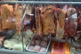 Açougue é fechado por vender carne podre e misturada com ração animal - Imagem