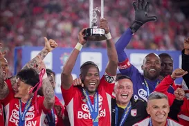 Aos 40 anos, ex-Bahia marca em final e ergue mais uma taça na Colômbia - Imagem