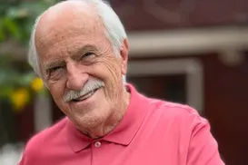 Aos 93 anos, Ary Fontoura surge de biquíni e choca web - Imagem