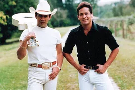 Após quase 30 anos, Leonardo ainda cuida do túmulo de Leandro - Imagem