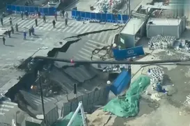 Avenida desaba e cratera gigante "engole" canteiro de obras - Imagem