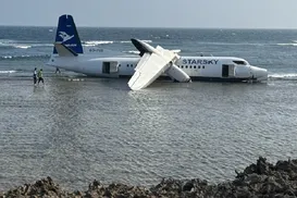 Avião em pane sai da pista e para a metros do mar - Imagem