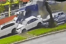 Carreta desgovernada atinge vários veículos; dez pessoas ficam feridas - Imagem