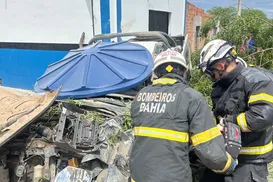 Duas pessoas morrem após carro bater em árvore e capotar na Bahia - Imagem