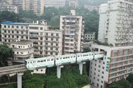 Este trem passa por dentro de um prédio de 19 andares e surpreende quem vê - Imagem