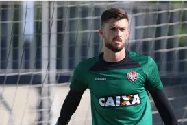 Ex-goleiro do Vitória marcado por Ba-Vi sofre gol do meio-campo - Imagem
