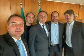 Flávio Bolsonaro diz que irmão pode ser candidato a deputado federal - Imagem