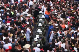 Homem agride policiais e é preso no circuito Barra-Ondina - Imagem