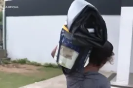 Homem é flagrado furtando lona de motel em Salvador - Imagem