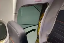 Homem é retirado de avião após quebrar saída de emergência - Imagem