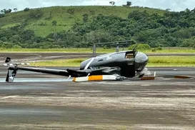 Homem invade aeroporto, tenta furtar helicóptero, mas derruba aeronave - Imagem