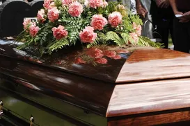 Homens armados invadem sepultamento e queimam caixão na Bahia - Imagem