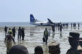 Imagens mostram evacuação de passageiros após queda de avião - Imagem