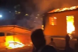 Incêndio atinge área atrás de prefeitura e assusta moradores - Imagem