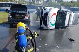 Incêndio e feridos: carro com órgãos para transplante capota após batida - Imagem