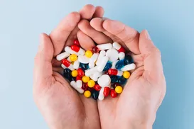 Influenciador expõe luta contra dependência de remédios - Imagem