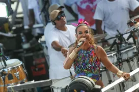 Ivete homenageia Wanda Chase ao passar pelo Observatório A TARDE - Imagem