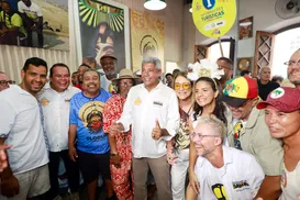 Jerônimo acompanha tradicional saída do Olodum no Pelourinho - Imagem