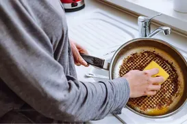 Limpar a frigideira com sal e batata funciona? Saiba a verdade - Imagem