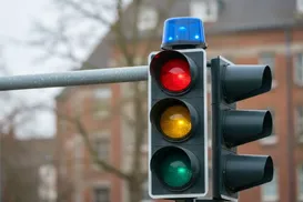 Luz azul em cruzamentos: entenda para que serve mudança no trânsito - Imagem