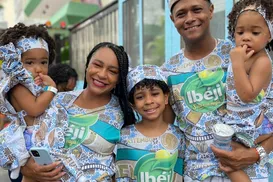 Mãe que desfilou na infância volta ao Ibéji com as filhas gêmeas - Imagem