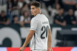 Meia português se aproxima de saída após quase não jogar pelo Vitória - Imagem