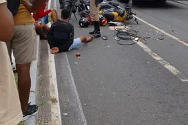 Motociclistas fogem de abordagem e provocam acidente com policiais em Salvador - Imagem