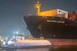 Navio bate em balsas em porto e tripulantes se jogam no mar; veja vídeo - Imagem