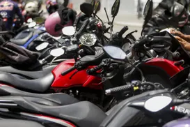 Nova regra proíbe motos com dois ocupantes e prevê multas altas - Imagem