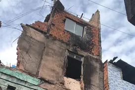 Parte de prédio desaba na Boca do Rio e moradores ficam sem energia - Imagem