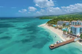 Praia paradisíaca vira área privatizada após levantamento de muro - Imagem