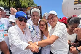 Primeira-dama de Itabuna segue cortejo ao lado de Jerônimo Rodrigues - Imagem