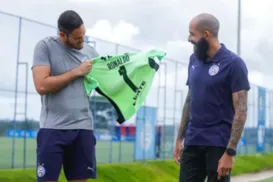 Ronaldo assume camisa de goleiro aposentado no Bahia - Imagem