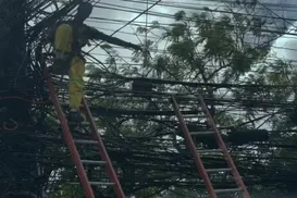 Salvador: técnico de internet sofre choque elétrico durante serviço em poste - Imagem