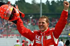 Schumacher saiu da cama? Jornal aponta melhora do ex-piloto - Imagem